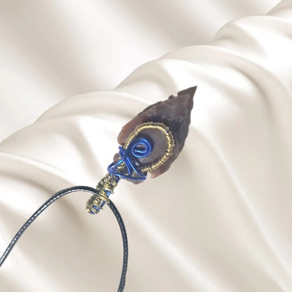 .👣4/$20. Natural Stone Hand Knapped Arrowhead with Black Cord Necklace - Picture 4 of 7